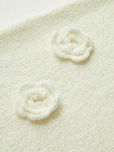 Pulloverkleid mit V-Ausschnitt und 3D-Blumen